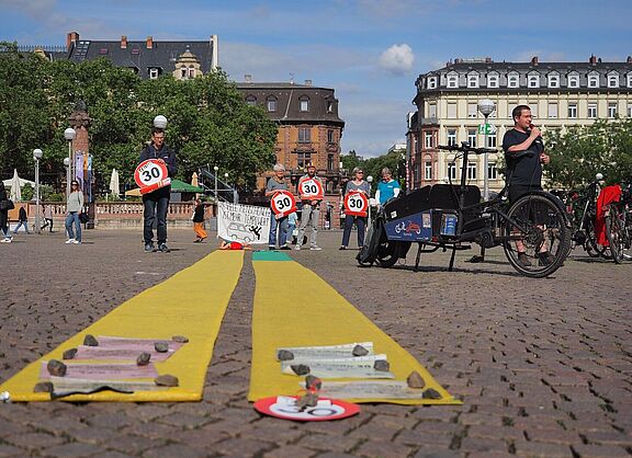 Aktion zum Verkehrssicherheitstag in der Nähe des Hessischen Landtags in Wiesbaden
