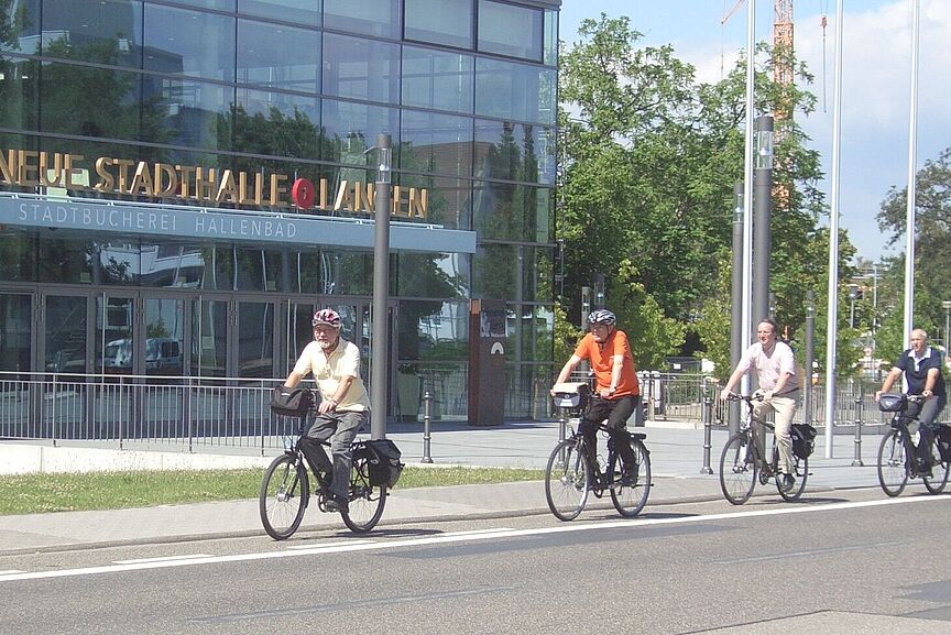 Vor der Neuen Stadthalle Per Rad zu Stadthalle und Hallenbad