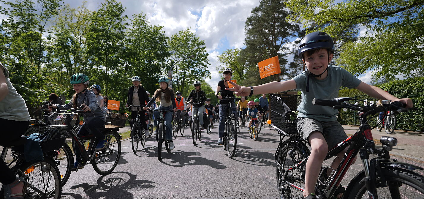 Kidical Mass Birkenwerder Kinder und Erwachsene bei einer Fahrrraddemo.