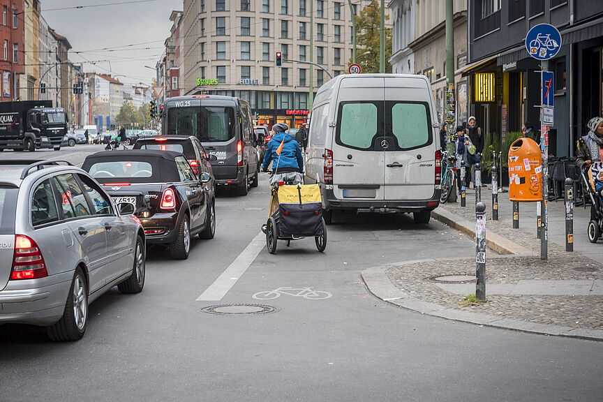 Radfahren in der Stadt: blockierter Radweg Radfahren in der Stadt: blockierter Radweg